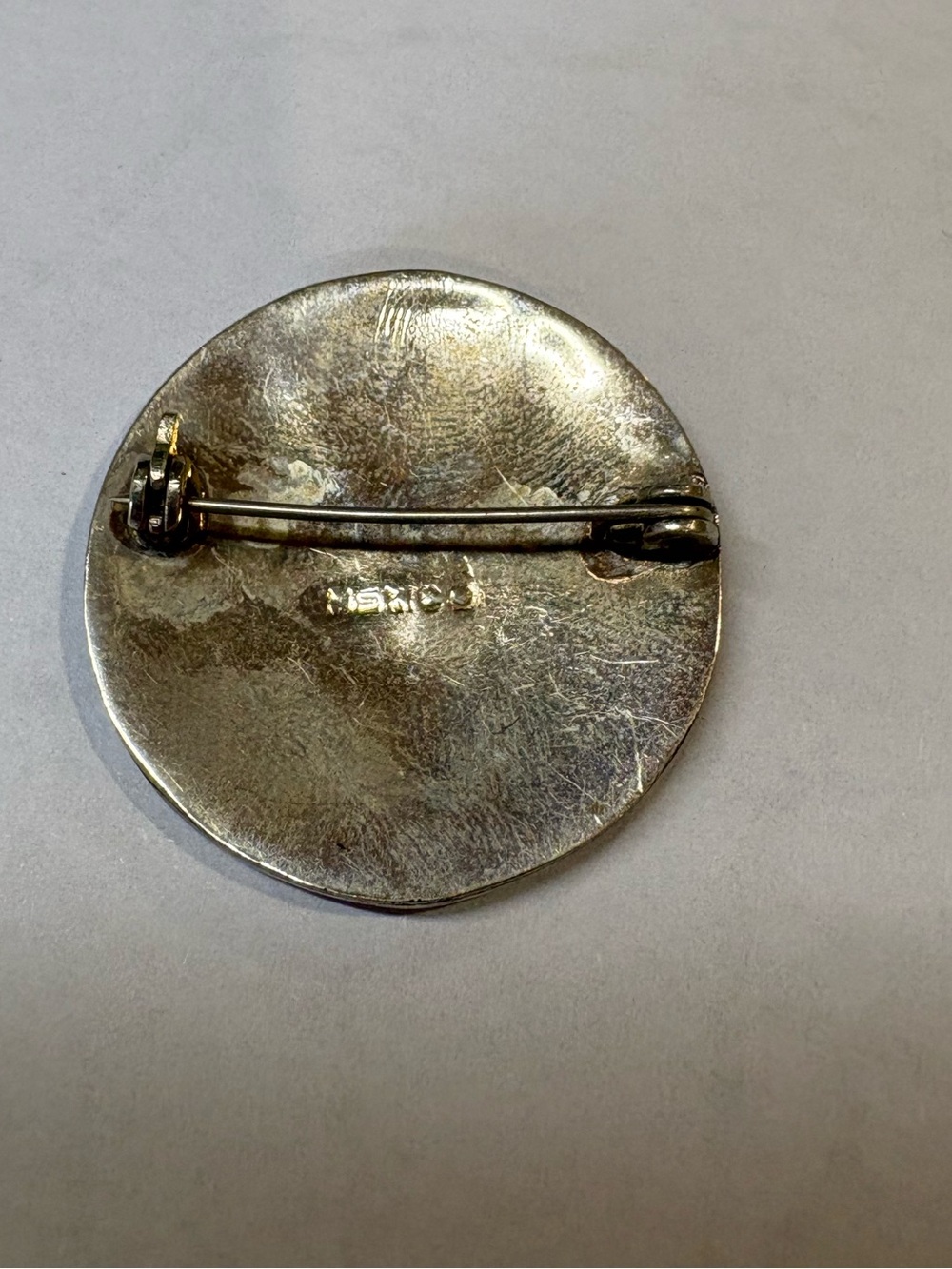 Abalone Shell V-Inlay Round Brooch - Picture 3 of 5